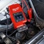 Milwaukee® M18™ Jump Starter 18 V. Miljøbilledet viser produktets effektivitet. 