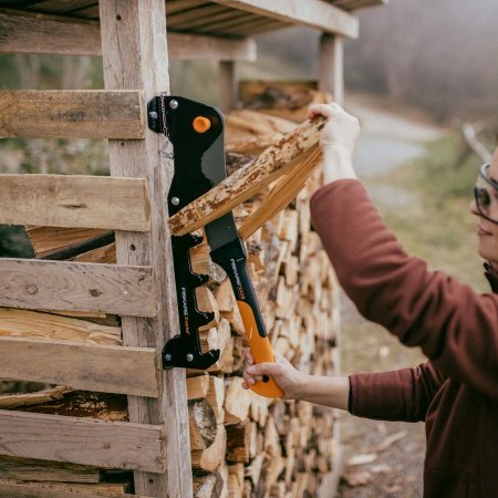 Fiskars brændekløver Fiskars brændekløver, vægmonteret, sort/orange. Billedet viser produktet med hvid baggrund.