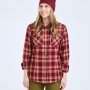 Ternet Pinewood Felicia Flannel skjorte Burgundy/Olive Green. Miljøbilledet viser produktet på model forfra.  Skjorten er løstsiddende.