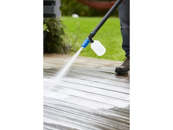 Nilfisk træ- og fliserens 2,5 ltr. Nilfisk træ- og fliserens 2,5 ltr. vandbaseret rengøringsmiddel, der effektivt fjerner snavs fra fliser, murværk, træværk mm. Billedet viser hele produktet.