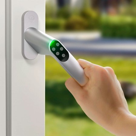 Ruko Yale Code håndtag lige i satin chrome. Billedet viser produktet uden baggrund.