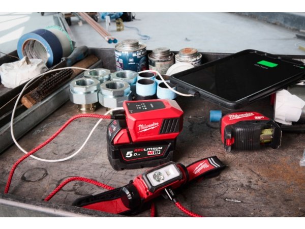 Milwaukee M18™ minilader 2x USB-C port. Billedet viser produktet forfra.  