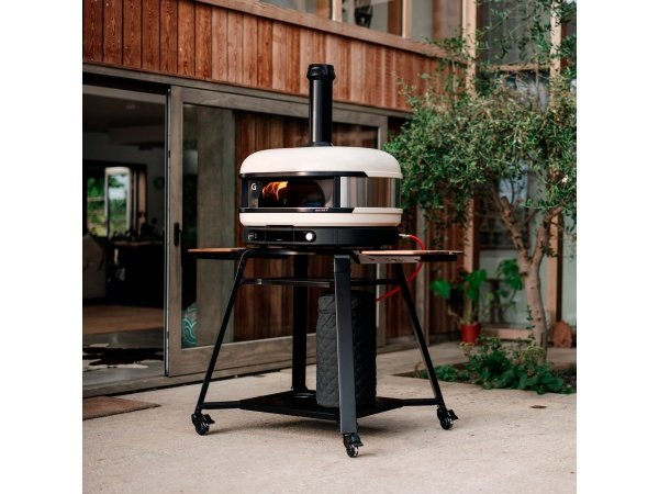 Gozney Dome pizzaovn Gen 2.0, Dual Fuel, bone. Billedet viser produktet forfra og tændt.