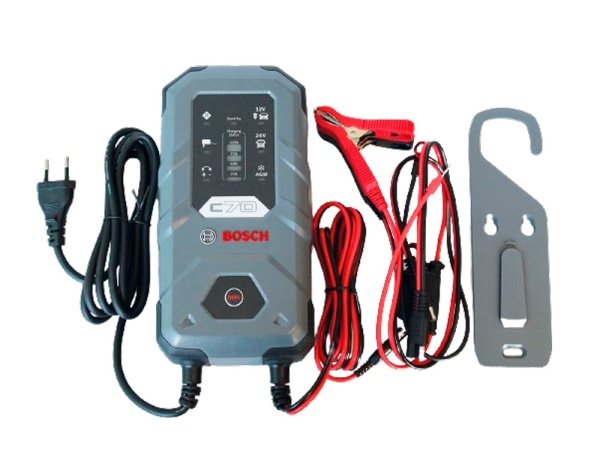 Bosch C70 12/24V biloplader Bosch C70 12/24V er en kraftfuld biloplader til 12V og 24V batterier. Den understøtter forskellige batterityper med automatisk opladningskontrol. Billedet viser hele produktet.