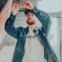 Carhartt denimskjorte i denimstof 106429HK3. Miljøbilledet viser produktet åbent.