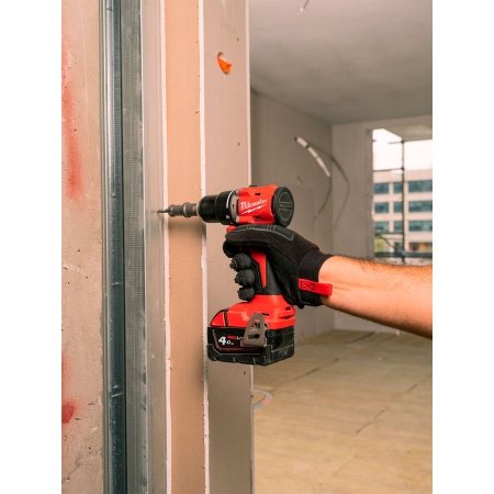 Milwaukee M18 BLPDRC-422C slagboremaskine, en kompakt og kraftfuld kulfri løsning med 145 mm længde til nem adgang i snævre områder. Billedet viser produktet forfra som png med hvid baggrund-