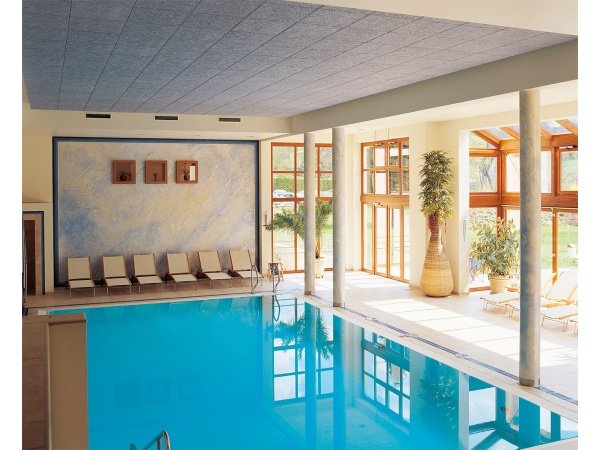 Knauf  Heradesign loftplade Superfine hvid i dimensionen 25x600x1200 mm. billedet viser pladen skrå fra siden.