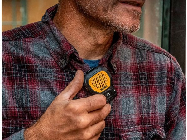 Dewalt Jobsite Pro højttaler Dewalt Jobsite Pro højttaler clip-on, 10 timer, USB-C, IP56. Billedet viser produktet med hvid baggrund.
