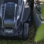 Scheppach plæneklipper BC-MP320-X-SET L, 32 cm 5911413403, m/lader & batteri. Miljøbilledet viser produktet forfra.