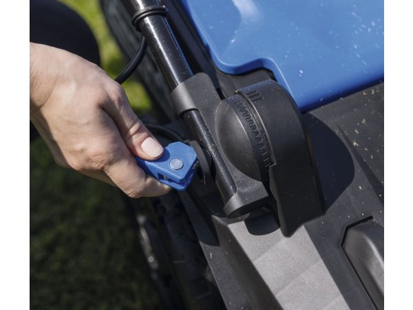 Scheppach plæneklipper BC-MP430-X Scheppach plæneklipper BC-MP430-X SET XL2, 43 cm 5911415400, m/lader og to batterier. Billedet viser produkt.