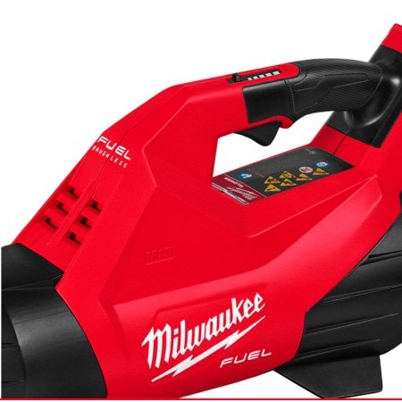 Milwaukee M18 FUEL™ Løvblæser Fjern affald med denne kraftfulde Milwaukee M18 FUEL™ Løvblæser. Oplev op til 14,2 m³/min luftvolumen ved 193 km/t, hurtig opstart og variabel hastighedslås. Billede viser hele produktet.