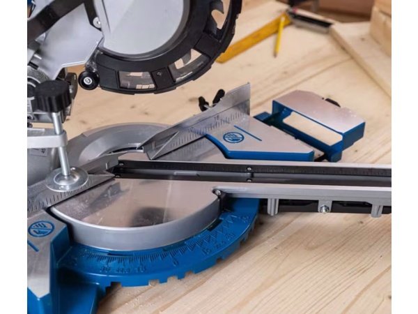 Scheppach kap-/geringssav HM216 Scheppach kap-/geringssav HM216 Inkl. 2 stk. savklinger m/24T og 48T. Billedet viser produktet med hvid baggrund.