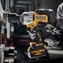 DeWalt slagnøgle 18V XR DCF961N 1/2", Solo. Miljøbilledet viser produktet i brug.