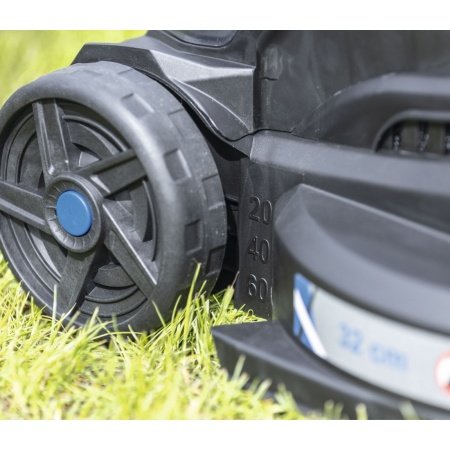 Scheppach plæneklipperBC-MP320-X-SET L, 32 cm 5911413403, m/lader & batteri. Billedet viser produkt med hvid baggrund.