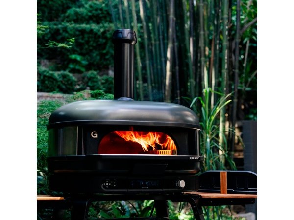 Gozney Dome XL pizzaovn Gen 2.0, sort. Billedet viser produktet forfra og tændt.