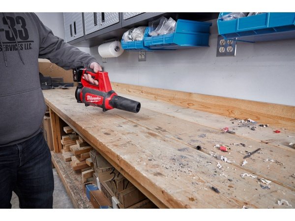 Milwaukee spånblæser Milwaukee spånblæser M12 BBL-0. Billedet viser produktet fra siden.