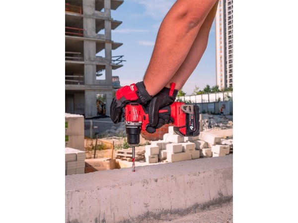 Milwaukee M18 BLPDRC-422C slagboremaskine Milwaukee M18 BLPDRC-422C slagboremaskine, en kompakt og kraftfuld kulfri løsning med 145 mm længde til nem adgang i snævre områder. Billedet viser produktet forfra som png med hvid baggrund-