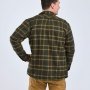 Ternet Pinewood Pile overshirt mørkegrøn/bronze. Miljøbilledet viser produktet på model bagfra.