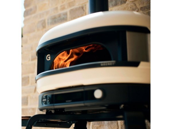 Gozney Dome pizzaovn Gen 2.0, Dual Fuel, bone. Billedet viser produktet forfra og tændt.