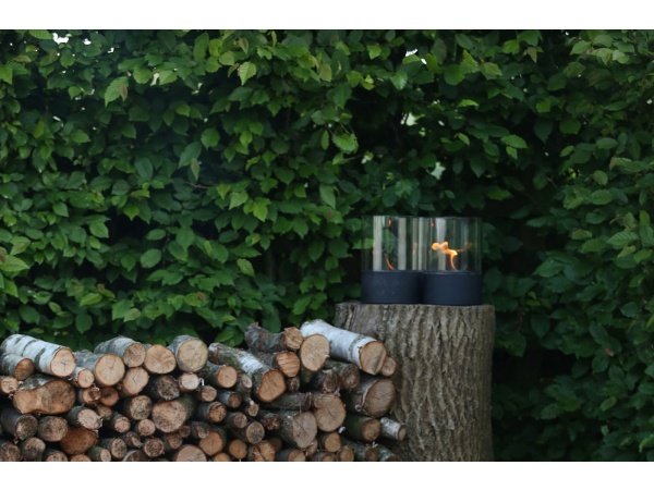 Morsø Bel bioethanol lampe i sort. Billedet viser produktet tændt.