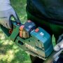 En person tænder en Metabo akku hækkeklipper HS 18 LTX BL 55 SOLO.