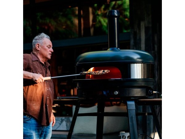 Gozney Dome XL pizzaovn Gen 2.0, sort. Billedet viser produktet forfra og tændt.