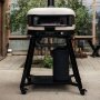 Gozney Dome Gen 2 Stand. Passer til Gozney Dome Gen 2 og Dome Gen 2 XL. Miljøbilledet viser produktet forfra.