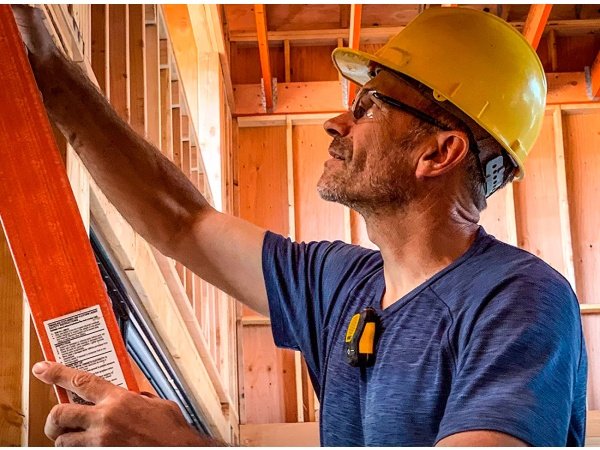 Dewalt Jobsite Pro højttaler Dewalt Jobsite Pro højttaler clip-on, 10 timer, USB-C, IP56. Billedet viser produktet med hvid baggrund.