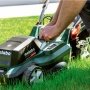 En person indstiller klippehøjden på en Metabo Akku Plæneklipper RM 36-18.