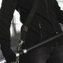 Scheppach C-PHS410-X er en kraftfuld teleskophækkeklipper. Miljøbilledet viser produktets skulderrem