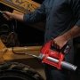 Milwaukee M12 GG-0 fedtpistol. Kraftfuld 12 V motor. Miljøbilledet viser produktet tæt på.