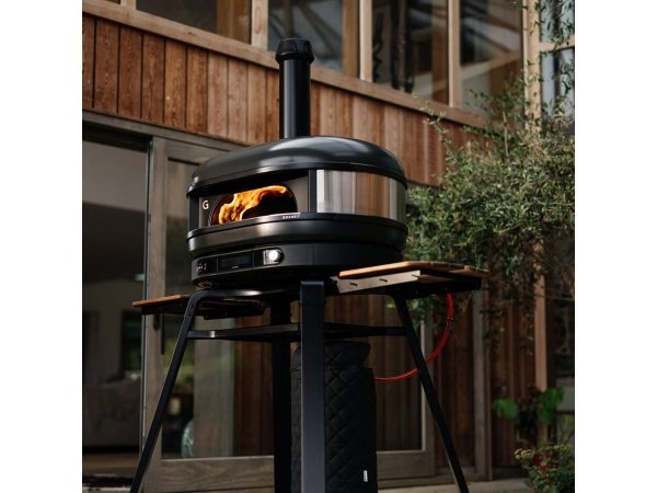 Gozney Dome pizzaovn Gen 2.0, Dual Fuel, sort. Billedet viser produktet forfra og tændt.