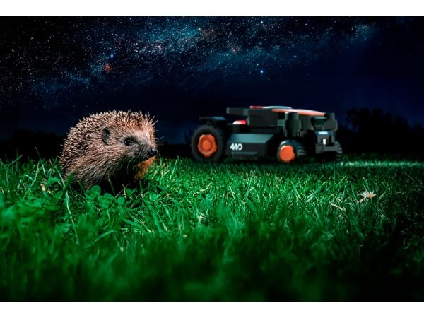 Worx 4WD robotplæneklipper. Produktet vises fra venstre side