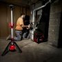 Milwaukee arbejdslampe m/stativ M12 SAL-0. Miljøbilledet viser produktet i brug.