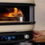 Gozney Wood Fire Control kit. Passer til Dome Gen 2.0. Miljøbakken viser brændebakken i oven.
