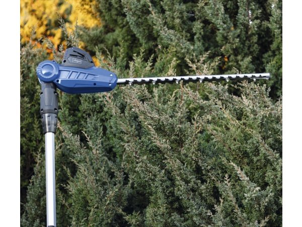 Scheppach C-PHS410-X er en kraftfuld teleskophækkeklipper. Billedet viser produkt og tilbehør med hvid baggrund