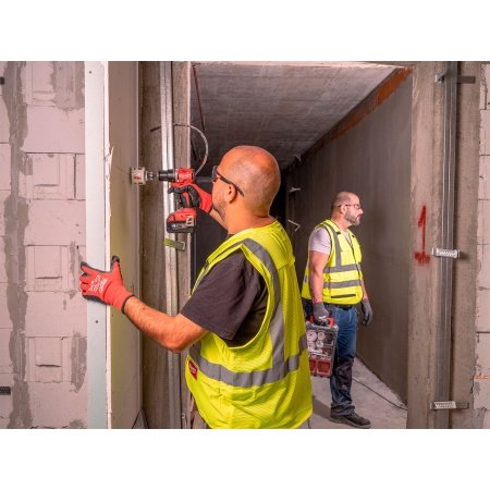 Milwaukee M18 BLPDRC-422C slagboremaskine, en kompakt og kraftfuld kulfri løsning med 145 mm længde til nem adgang i snævre områder. Billedet viser produktet forfra som png med hvid baggrund-