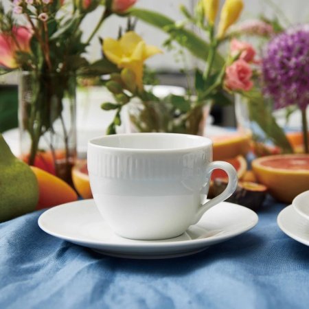 Relief kaffekop m. underkop 4 stk. – 20 cl – 10‑4.dk porcelæn med diskret reliefdetalje, ideel til både hverdag og gæstebud