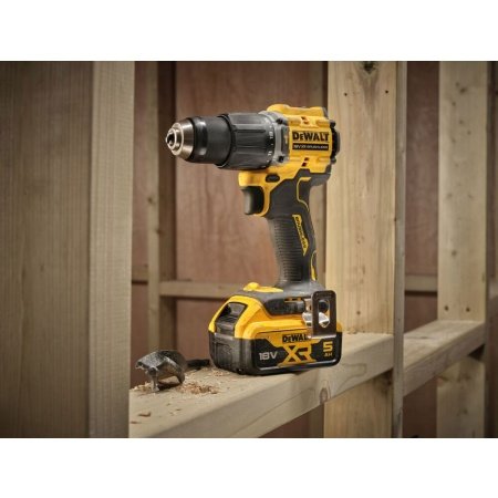 Dewalt 18V XR slagboremaskine inkl. 2 x 5Ah Dewalt 18V XR kulløs kompakt slagboremaskine, 2 x 5Ah. Billedet viser produkt og tilbehør.