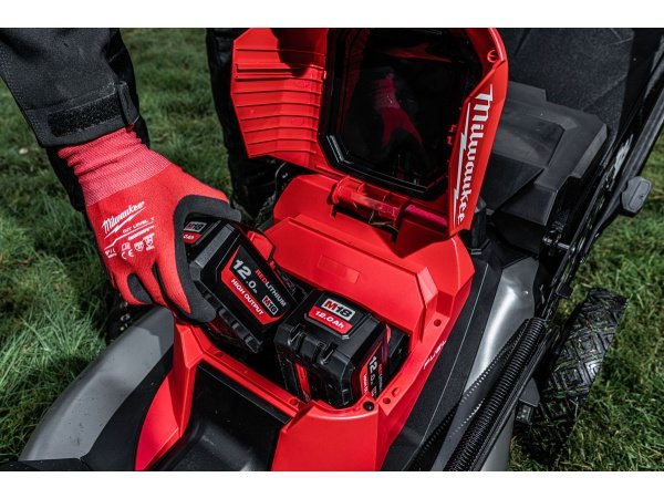 Milwaukee M18 FUEL™ plæneklipper Milwaukee M18 FUEL™ 53 cm selvkørende plæneklipper. Billedet viser produktet fra en skrå vinkel.