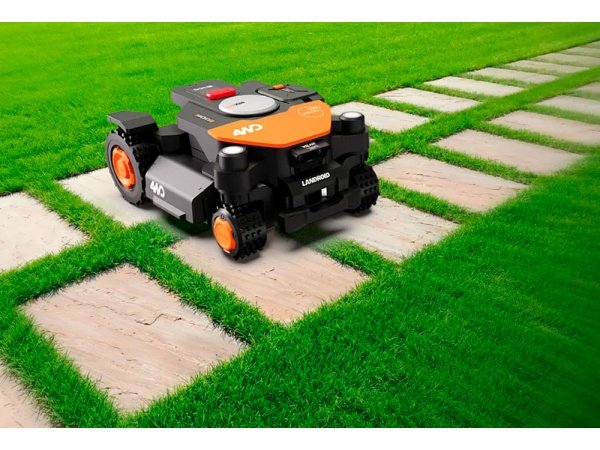 Worx 4WD robotplæneklipper. Produktet vises fra venstre side