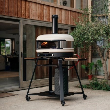 Gozney Dome XL pizzaovn Gozney Dome XL pizzaovn Gen 2.0, bone. Billedet viser produktet forfra og tændt.