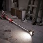 Milwaukee arbejdslampe m/stativ M12 SAL-0. Miljøbilledet viser produktet liggende.