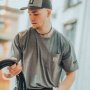 Carhartt Streetcar Graphic t-shirt. Miljøbilledet viser produktet i brug.