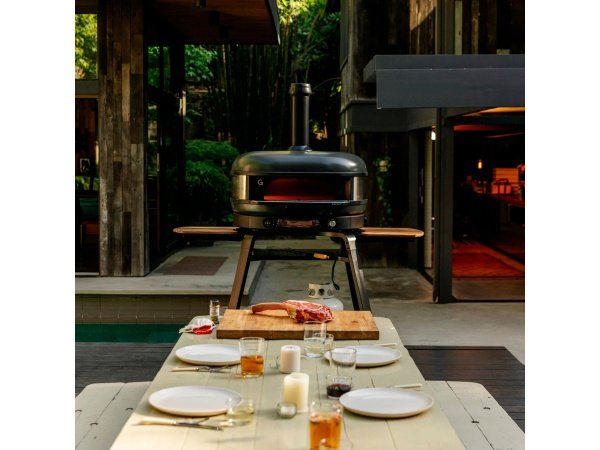 Gozney Dome XL pizzaovn Gen 2.0, sort. Billedet viser produktet forfra og tændt.