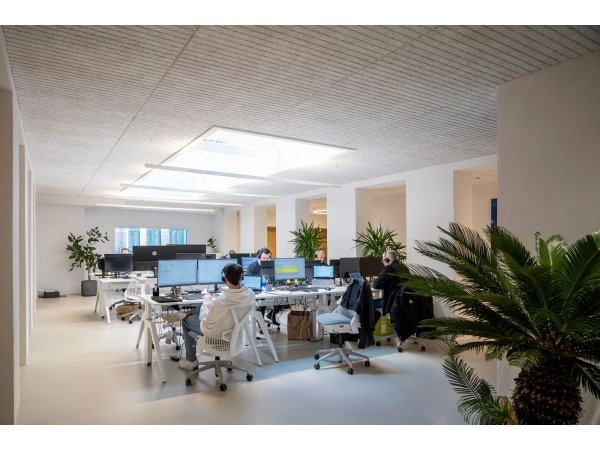 Troldtekt træbeton loftplader v-line 1way hos 10-4.dk Høj effektiv til lyddæmpning og flot æstetik