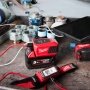 Milwaukee M18™ minilader 2x USB-C port. Miljøbilledet viser produktet i brug.