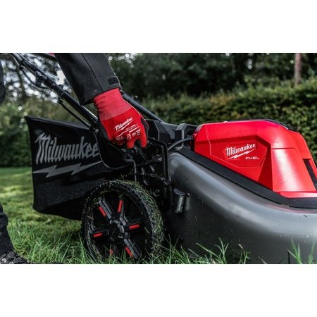 Milwaukee M18 FUEL™ plæneklipper Milwaukee M18 FUEL™ 53 cm selvkørende plæneklipper. Billedet viser produktet fra en skrå vinkel.