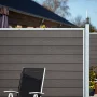 Høgild komposithegn i koksgrå med træstruktur og galvaniseret stolpe til haven og terrassen