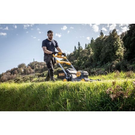 Dewalt DCMWSP660N-XJ plæneklipper. Billedet viser produktet fra en skrå vinkel.